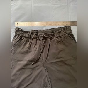 Lululemon Keep Moving Crop Pants Women’s Size 12 Graphite Grey Loose Fit Stretch